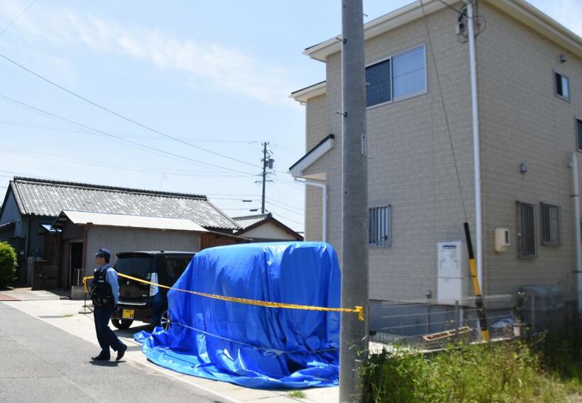 事件現場となった三重県鈴鹿市の横山麗輝さん、富士子被告の自宅(c）朝日新聞社