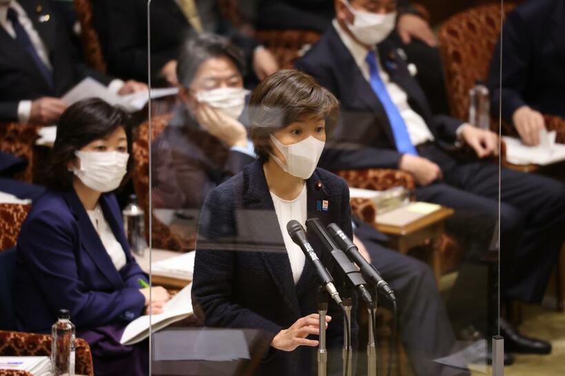 国会で答弁する堀内詔子ワクチン担当相