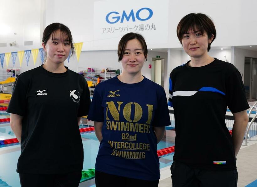 左から東洋大の椛愛理マネジャー、岡田真祐子コーチ、脇本茉耶トレーナー（Ｔ．Ｓ　Ｓｅｒｖｅ　Ｔｒａｉｎｅｒ　Ｔｅａｍ）