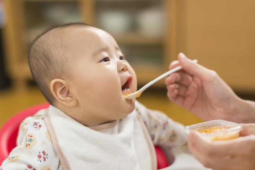 離乳食をあげる際は、赤ちゃんと会話しながらゆっくりが大事（写真／gettyimages）