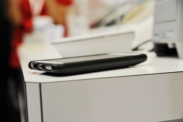 ジャケットを格納した状態のケース。通常のｉＰｈｏｎｅケースより若干厚くはなるが、台形状のため持ってもあまり気にならない
