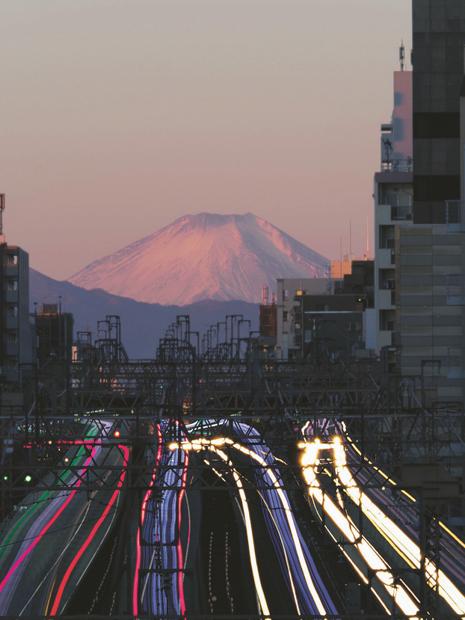 「京王線と京王新線越しに見えた、早朝の富士山です」（撮影／小竹直人）