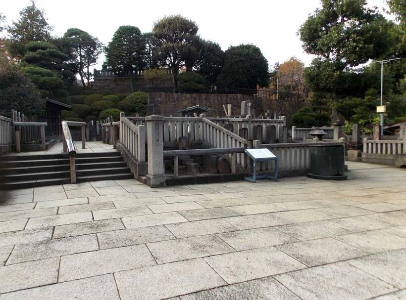 泉岳寺赤穂浪士の墓地。右手側に浅野家のお墓が並ぶ