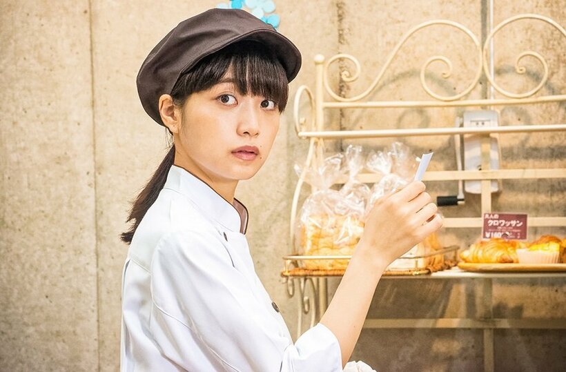 深川麻衣が“可愛すぎるパン屋姿”に！　映画『パンバス』場面写真公開