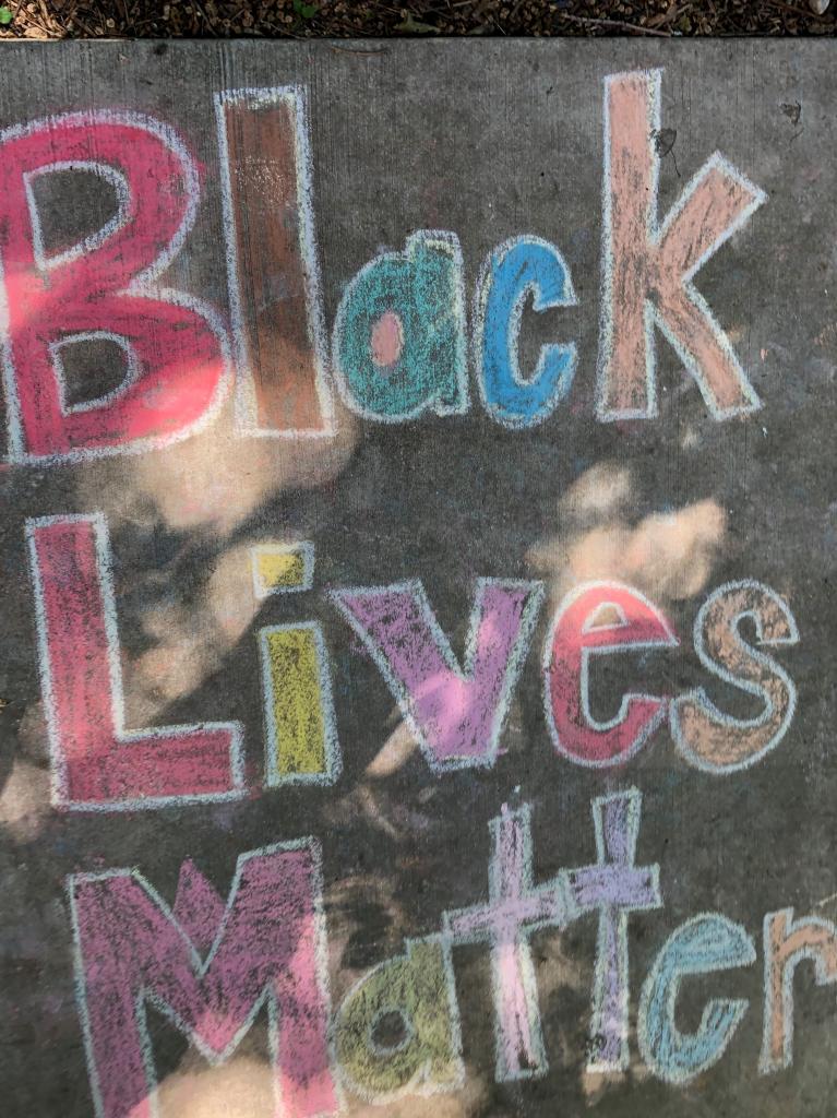 チョークで書かれた「Black Lives Matter（ブラック・ライブズ・マター）」の文字（写真／ケイン岩谷ゆかり）