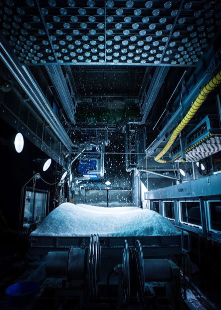 雪氷防災実験棟防災科学技術研究所　雪氷防災研究センター（山形県新庄市）天然の雪に近い結晶の人口雪を降らせる装置としては世界唯一のもの。多いときには２メートル以上もの雪が積もる豪雪地帯にあるが、夏になれば雪はない。１９９７年に完成して、一年中、雪の実験ができるようになった。この実験棟で降る雪の結晶は、日本で最もよく見られる木の枝状のもの。１時間で最大３センチまで積もる。気温マイナス３０度まで下げられる実験室内には、南極越冬隊と同じ防寒着とブーツで入る。海外から研究者が見学に来ることも多い（撮影／写真部・工藤隆太郎）