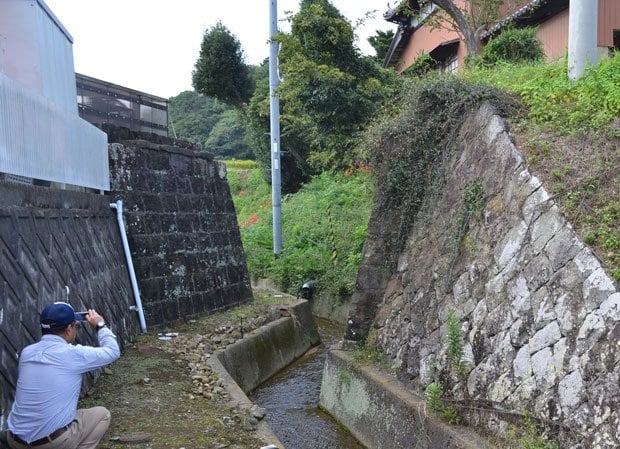 水路の脇に残る橋台。かつてはこの場所を電車が走っていた（兵庫県南あわじ市で）