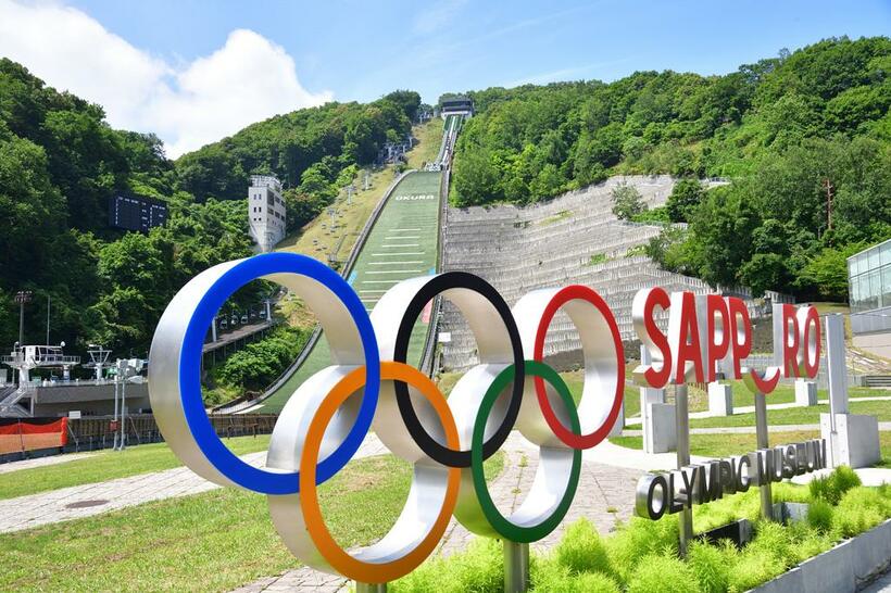大倉山ジャンプ競技場（札幌市）に設置された五輪のシンボル