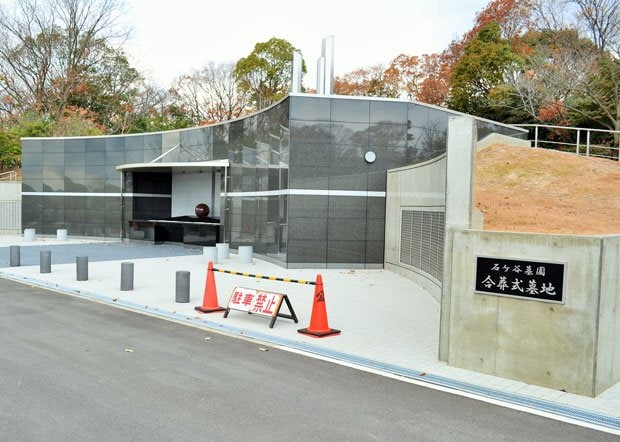 兵庫県明石市が新たに整備した合葬式墓地。一般墓地からの改葬を申し込む人も多いという