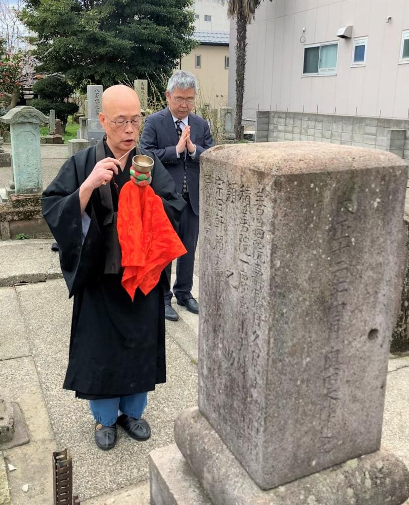 常松寺の奥田頼太郎の墓で供養をする。