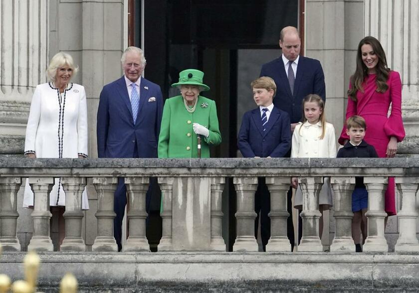 「プラチナ・ジュビリー」のイベントでバッキンガム宮殿のバルコニーに勢揃いした英王室一家／６月５日（gettyimages）
