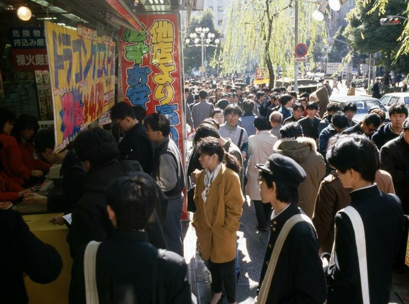 「ドラゴンクエストIII」の発売日に行列を作る人たち（１９８８年撮影）