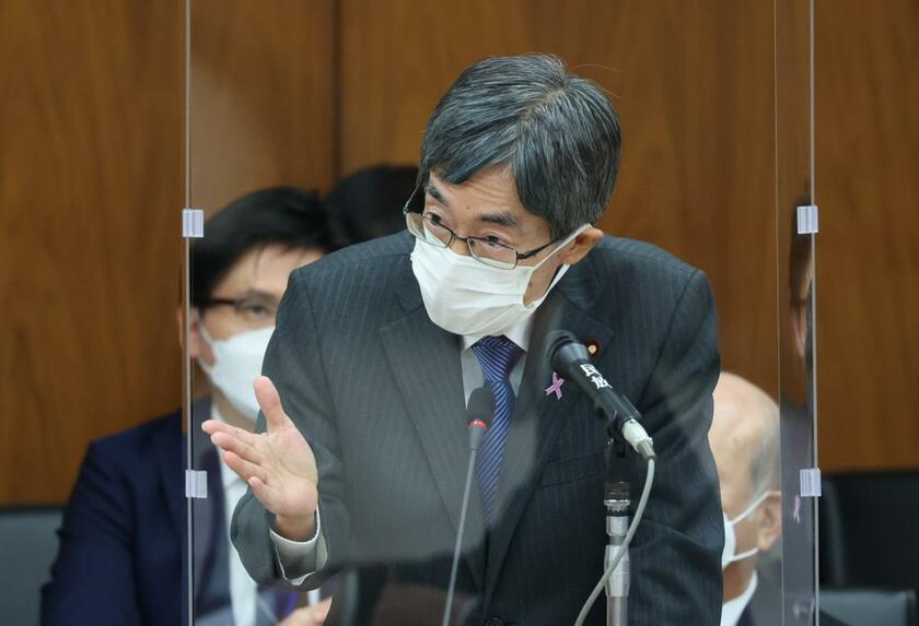 衆院総務委員会で選挙買収疑惑について答弁する寺田稔総務相（17日）