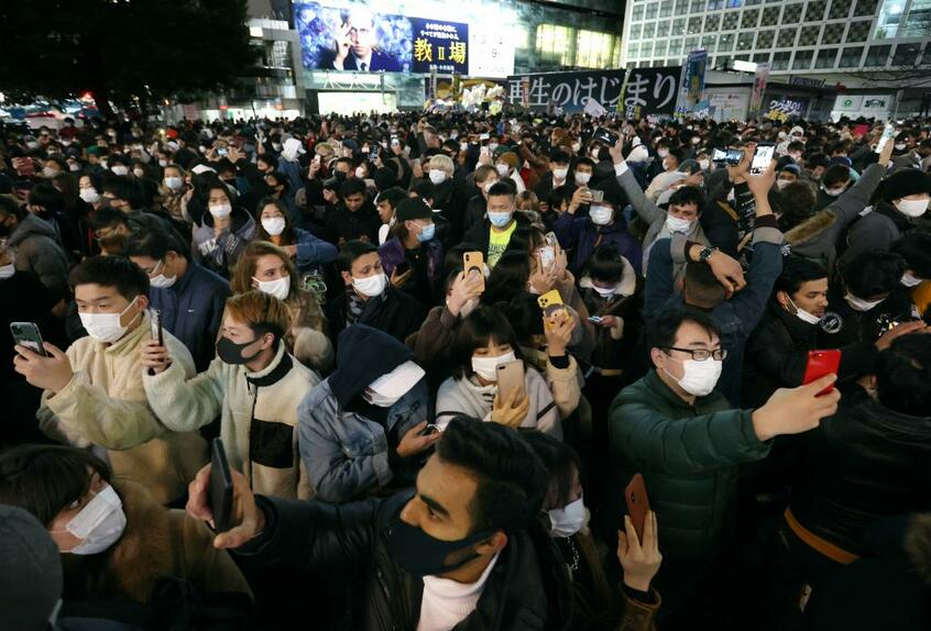 年越しの直前、混雑する東京・渋谷のスクランブル交差点/2020年12月31日午後11時58分 (c)朝日新聞社