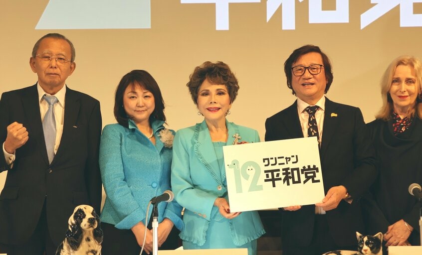 デヴィ夫人（中央）が代表を務める「12平和党」の設立会見で。藤川氏（左端）は選対委員長だった