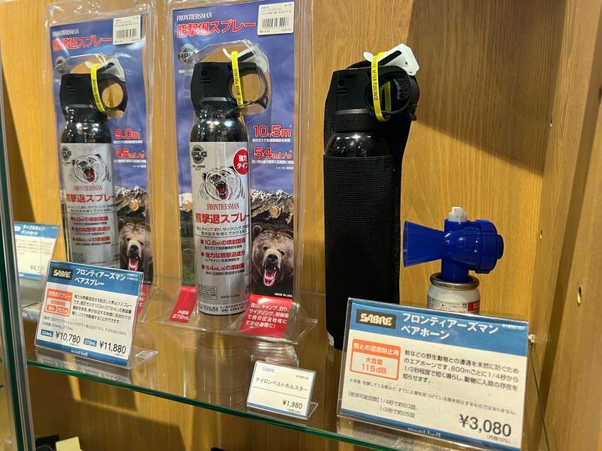 店頭に並ぶヒグマ撃退スプレー。ヒグマの目撃情報が増え、問い合わせが増えているという＝2023年6月、札幌市中央区北2条西4丁目の「モンベル　札幌赤れんがテラス店」