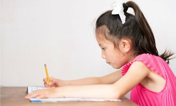 夏休みの宿題、「親子バトル」せずにすませる方法は? 「やりなさい」→「一緒にやっつけるぞ」で親が子どもの味方に