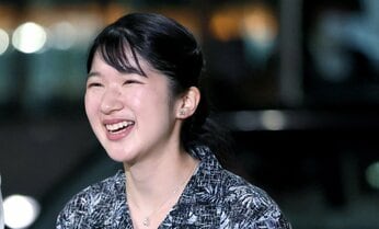 インスタに「萌え」な愛子さまと天皇ご一家 メガネ、キャラTにみんなが「ほっこり」する理由
