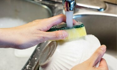 CMで「キッチンスポンジは雑菌だらけ」と見ると除菌洗剤を買いたくなるのはなぜ? 行動経済学で解説
