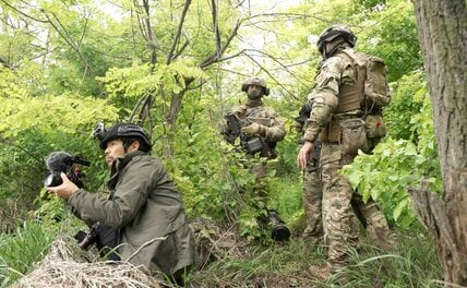 ウクライナ・自爆ドローンが迫る恐怖の中でなぜ人は「笑う」のか　戦場カメラマンが見た極限のリアル
