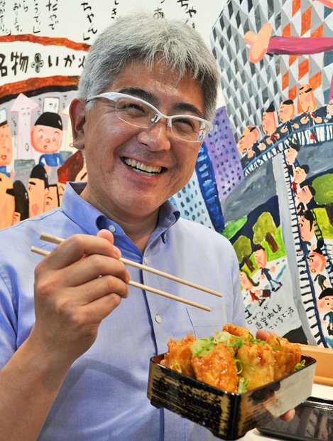 この日のランチは「豚ネギ天丼」。器を手ににっこり