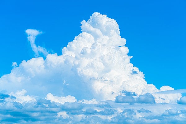 俳句では「雲の峰」といわれる真夏の入道雲