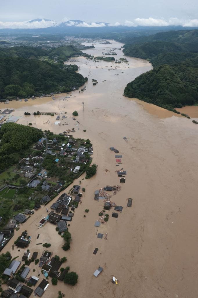 ２０２０年７月４日、線状降水帯による大雨で氾濫した球磨川。熊本県人吉市で川沿いの住宅地が冠水した