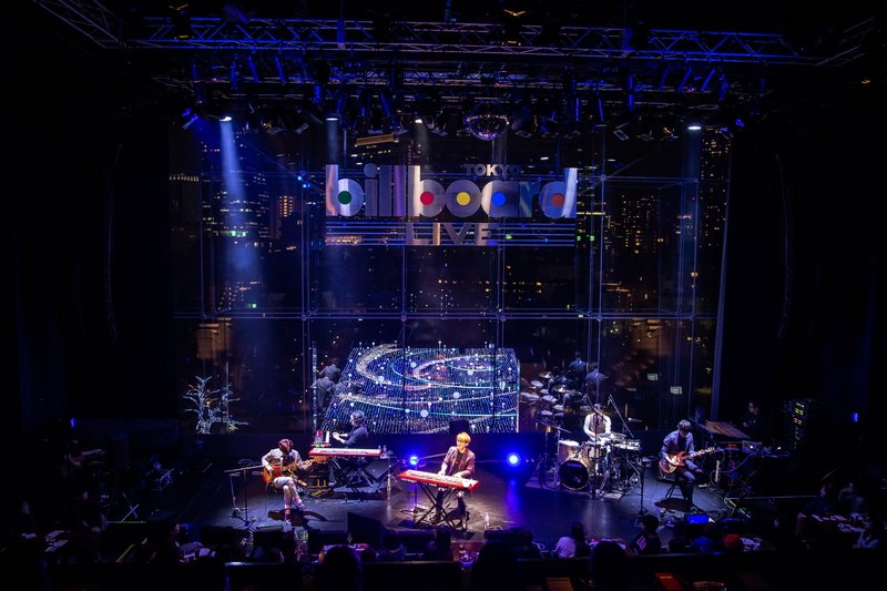 NELL、韓国を代表するロック・バンドがアコースティック・セットで表現した繊細さと壮大さ――会場を極上の歌声とサウンドで包み込んだ美しきステージ