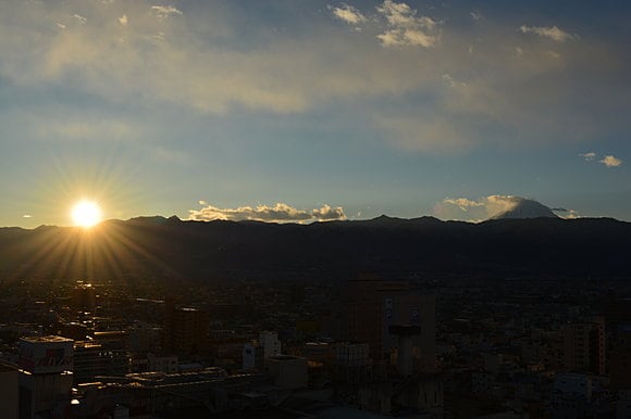 山梨県甲府市から撮影した初日の出と富士山（望月予報士撮影）