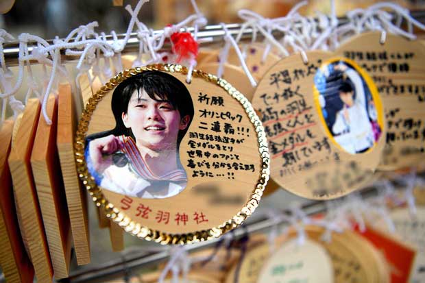 羽生結弦の金メダルを神社に祈願するファンたち（C）朝日新聞社