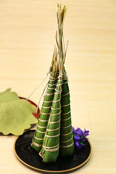 中国から伝来した粽（ちまき）。笹などの葉に餅米を包んでいる