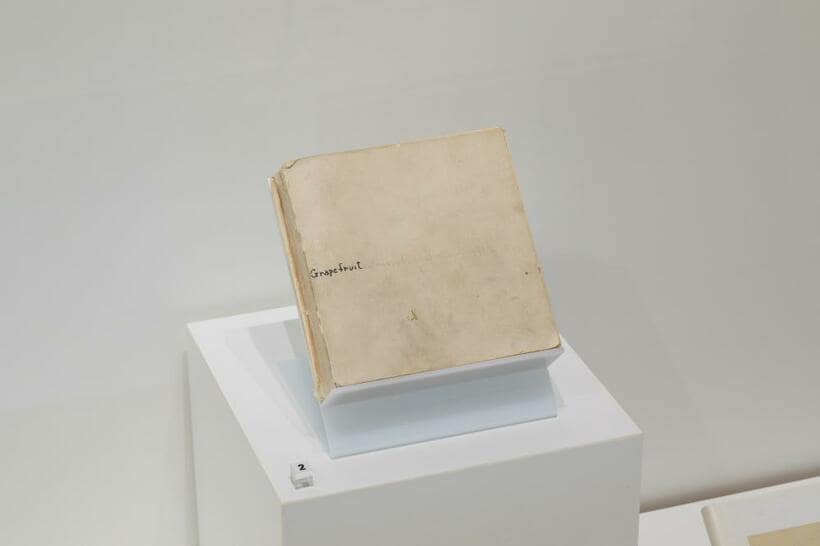 【Ｇｒａｐｅｆｒｕｉｔ】
<br />ヨーコが１９６７年にジョンに贈ったアートブック「グレープフルーツ」。名曲「イマジン」の歌詞やアイデアに影響を与えた　ｐｈｏｔｏ／山中慎太郎 （Ｑｓｙｕｍ！）