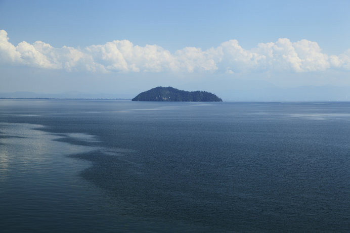 古来から島ごと信仰されてきた竹生島は、周囲2kmと散策にピッタリ