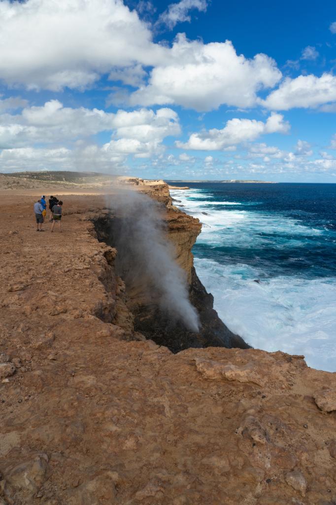 世界自然遺産のオーストラリア・シャーク湾の外縁の断崖。インド洋の荒波が岩に穴を穿ったブロウホール（写真：本人提供）