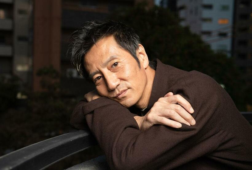 津田寛治（つだかんじ）／　1965年生まれ。福井県出身。93年、「ソナチネ」で映画デビュー。「山中静夫氏の尊厳死」（2019年、村橋明郎監督）で第30回日本映画批評家大賞主演男優賞受賞。近年の主な映画出演作に「ONODA　一万夜を越えて」（21年）、「西成ゴローの四億円」「ニワトリ☆フェニックス」、ROMAN PORNO NOW第1弾「手」（すべて22年）など。23年の公開待機作に「おしょりん」がある。（撮影／写真映像部・戸嶋日菜乃　ヘアメイク／黒木翔　スタイリスト／三原千春）