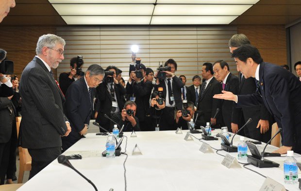国際金融経済分析会合の冒頭、国際経済学者のクルーグマン教授（左）に着席を促す安倍晋三首相　（ｃ）朝日新聞社
