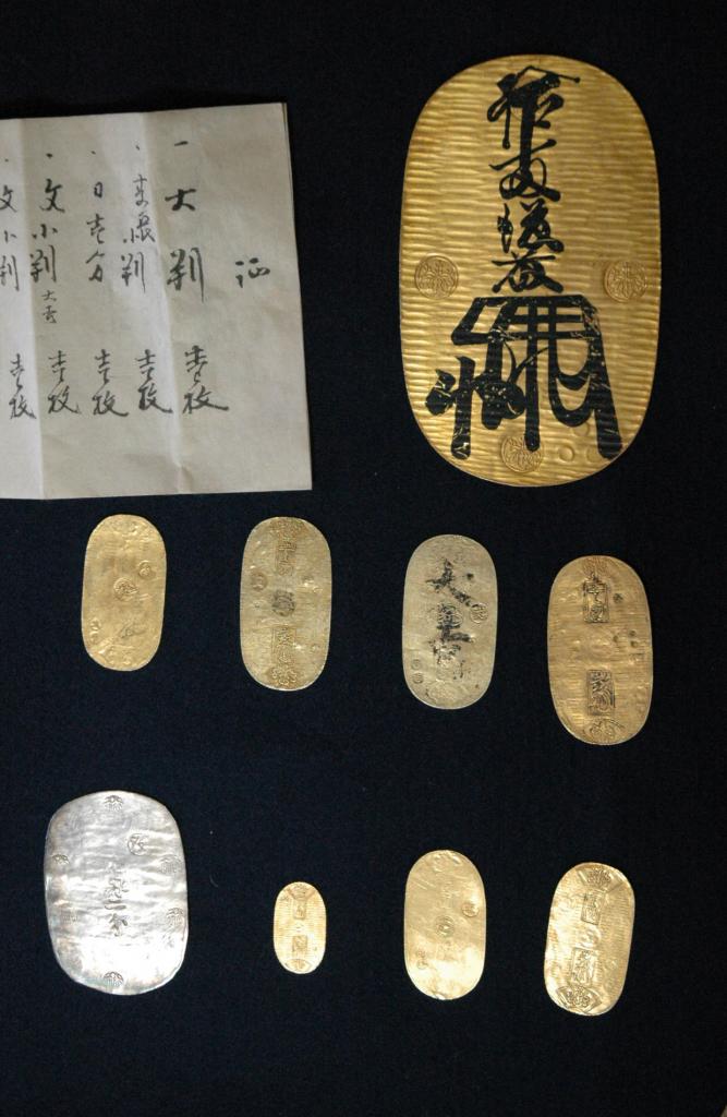 2014年に三重県松阪市の旧家で発見された、享保大判金と小判。千両箱に54点も入っていた（写真／朝日新聞社）