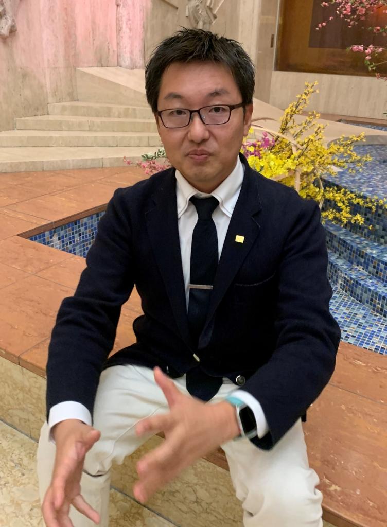 医療法人社団モルゲンロート理事長　小暮裕之さん（44）／2月、16年前にゆりかごに預け入れられた生い立ちを昨年公表した19歳の青年と熊本市で面会した。背中を押される思いがしたという（撮影／三宅玲子）