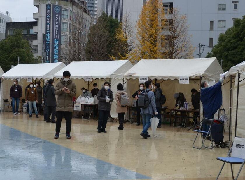 年末年始に東京都内の公園に開設された「年越し支援・コロナ被害相談村」　（ｃ）朝日新聞社