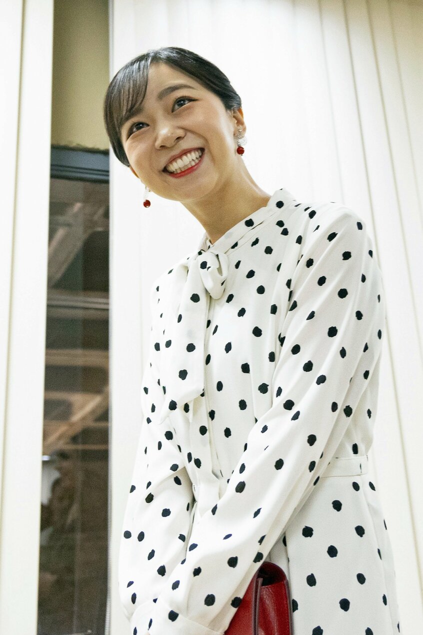 ブラジリア大学で日本語を学ぶ学生らとの懇談会場に到着した秋篠宮家の次女・佳子さま。ドット柄のワンピースは可愛らしいだけでなく、程よい品もあり佳子さまにお似合いだ=2025年6月12日 ブラジリア
