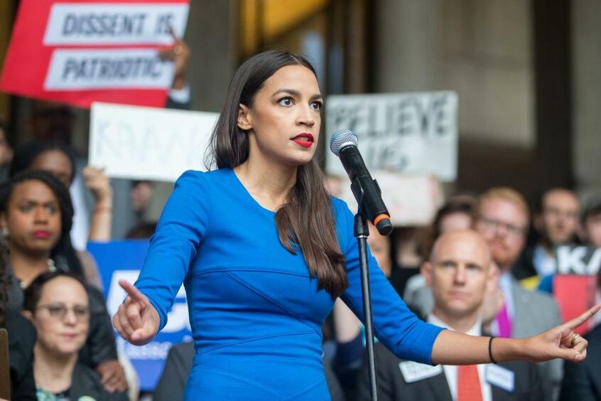 超大物現職を下院の民主党予備選で破ったアレクサンドリア・オカシオ・コルテス氏。28歳の「ライジングスター」として注目される(写真:Gettyimases)