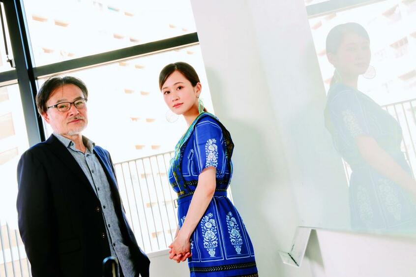 前田敦子(まえだ・あつこ、右):1991年、千葉県生まれ。黒沢監督作品「Seventh Code(セブンス・コード)」(2014年)、「散歩する侵略者」(17年)に出演/黒沢清(くろさわ・きよし)/1955年、兵庫県生まれ。代表作に「トウキョウソナタ」(2008年)、「岸辺の旅」(15年)などがある(撮影/今村拓馬)