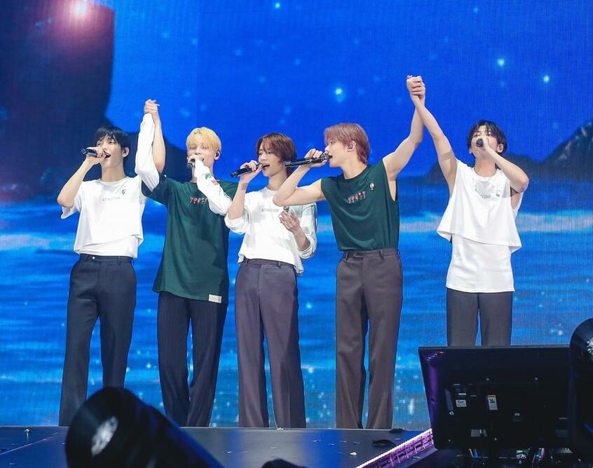7月2日、京セラドーム大阪で行われたTOMORROW X TOGETHERの「WORLD TOUR<ACT:SWEET MIRAGE>IN JAPAN」の追加公演には、4万5千人ものオーディエンスが集まった (c)BIGHIT MUSIC