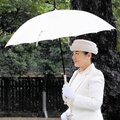 〈梅雨入り〉皇后雅子さまを「守った」美しいベージュの雨傘 陛下は修理を重ねた傘をご愛用 雨の明治神宮で見えた横顔