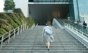 女性は「ガラスの崖」に立たされている　AERA女性管理職100人アンケートでわかった11年前との変化