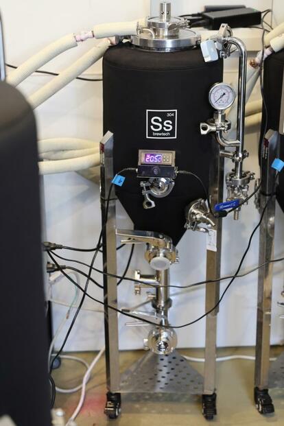 オリジナルビールの醸造タンクは5ガロン(20L)入り。4~5週間発酵させた後に、どんなビールができるのか。いとおしく思う
