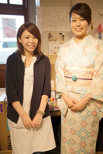 おかちまち店のアンザイ店長(左)とアヤノさん(右)