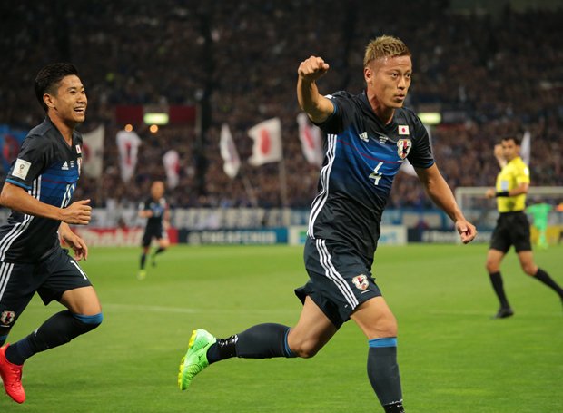 本田（右）のゴールで先制した日本だったが、ホームでまさかの逆転負けを喫し、最終予選は黒星スタートとなった。（撮影・六川則夫）