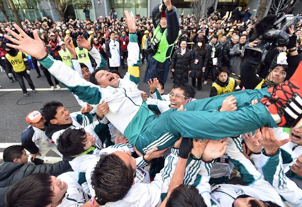 箱根駅伝で総合優勝を果たし、胴上げされる原晋監督。２位の駒沢大を１０分５０秒も引き離す圧倒的な勝利だった＝１月３日午後、東京都千代田区、代表撮影　（ｃ）朝日新聞社　＠＠写禁
<br />