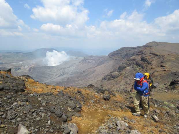 GWに登山客の姿が戻った熊本・阿蘇の中岳山頂付近 (c)朝日新聞社